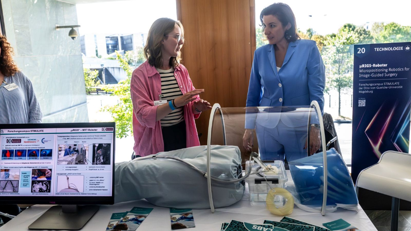 µRIGS:  ein Mikropositionierungsroboter für minimal-invasive bildgeführte Eingriffe am MRT. 