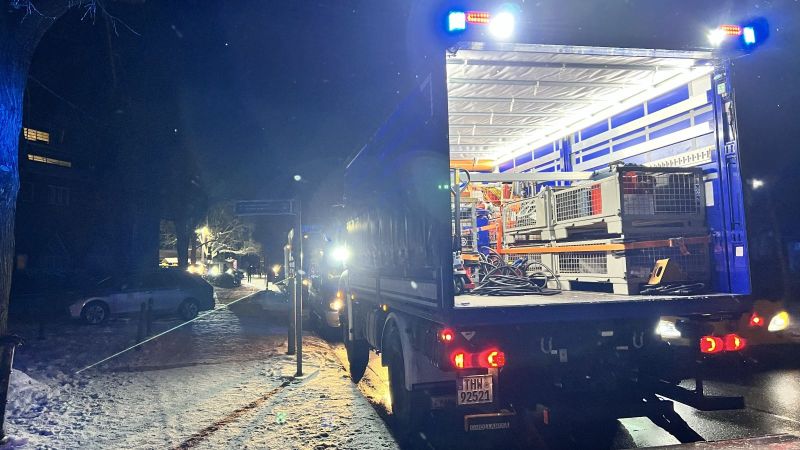 Fahrzeug des THW Berlin im Einsatz während des Stromausfalls in Berlin-Zehlendorf, Januar 2026. 