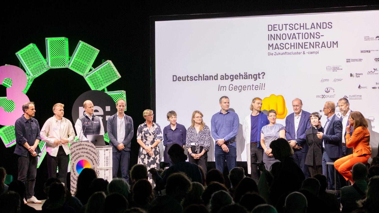 gemeinsamer Bühnenauftritt der Initiativen