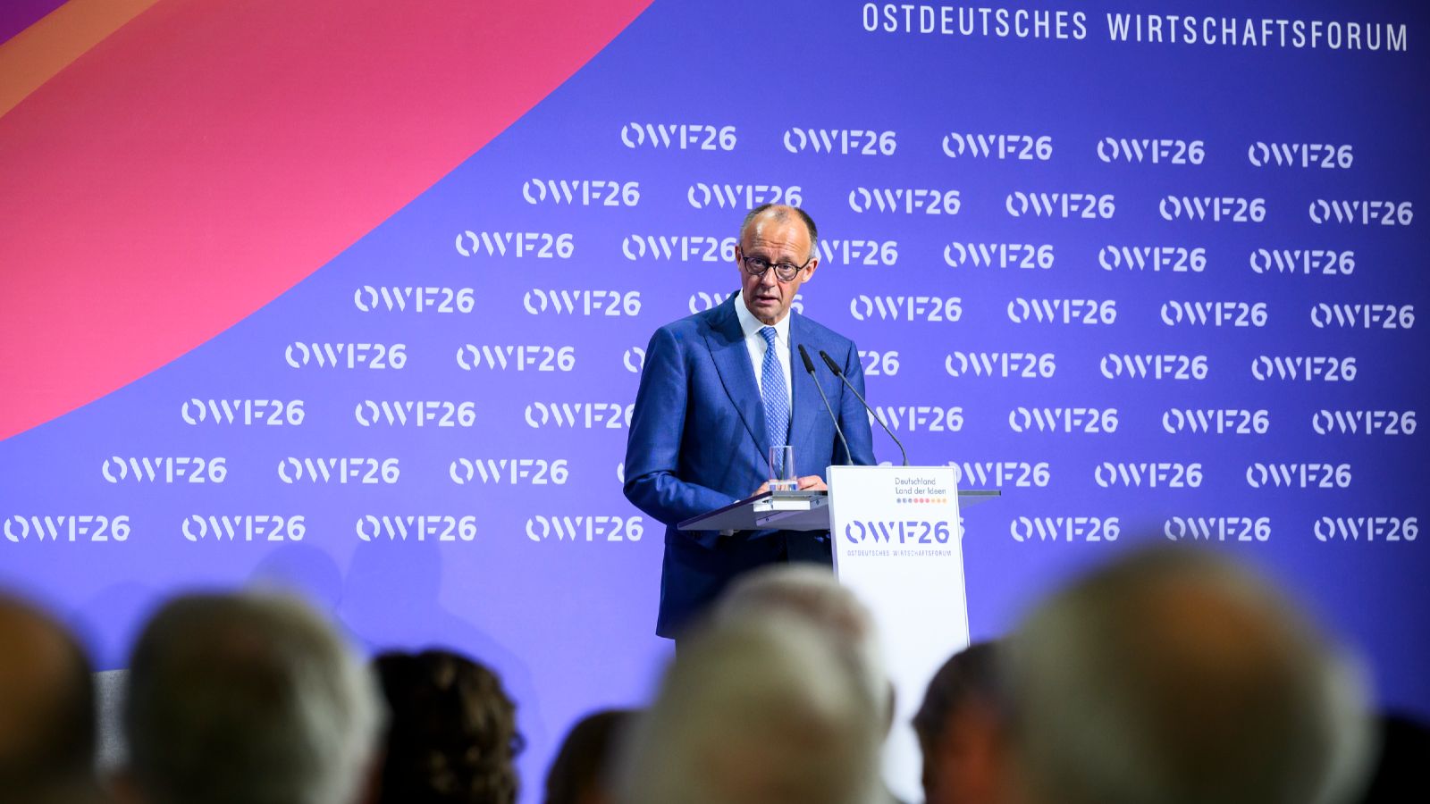 Merz auf dem Podium beim Ostdeutschen Wirtschaftsforum