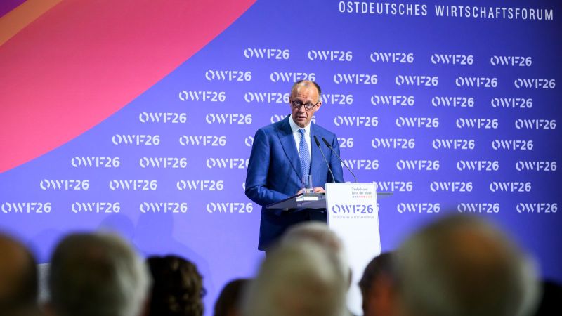 Merz auf dem Podium beim Ostdeutschen Wirtschaftsforum