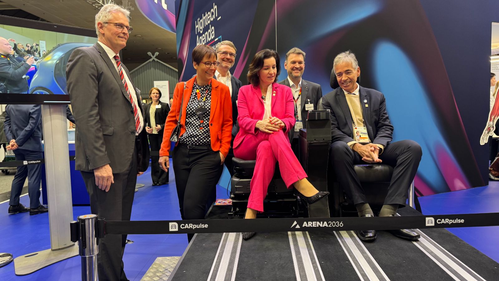 Projektverantwortliche von CARpulse präsentieren Bundesministerin Dorothee Bär den Demonstrator am Stand des BMFTR.