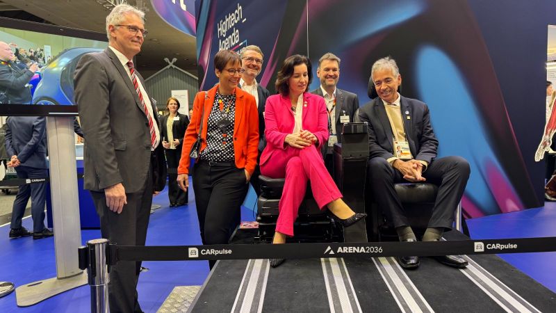 Projektverantwortliche von CARpulse präsentieren Bundesministerin Dorothee Bär den Demonstrator am Stand des BMFTR.