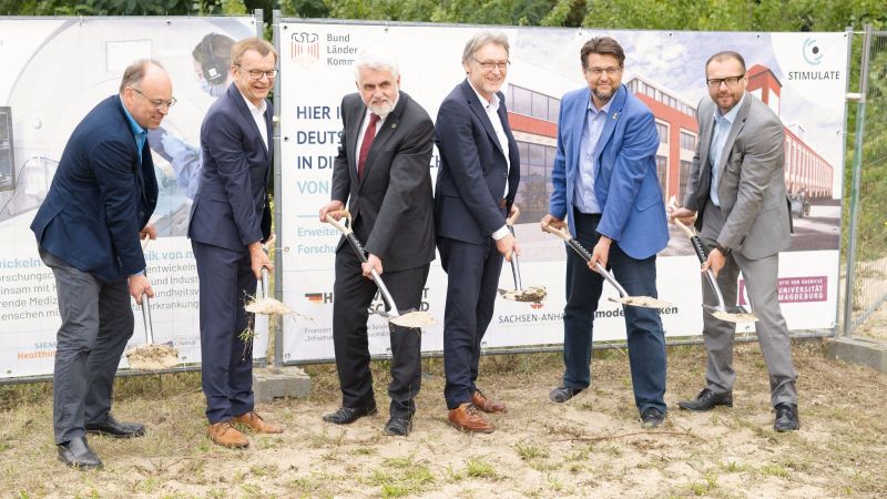 symbolischer erster Spatenstich