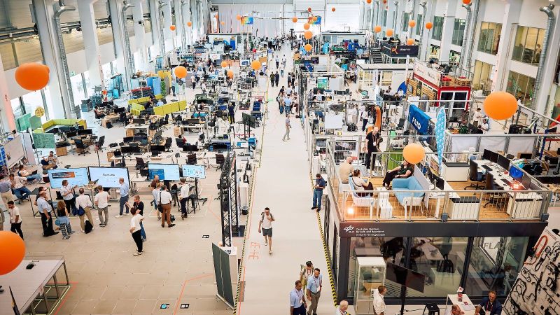 Blick von oben auf die Ausstellungs- und Eventfläche