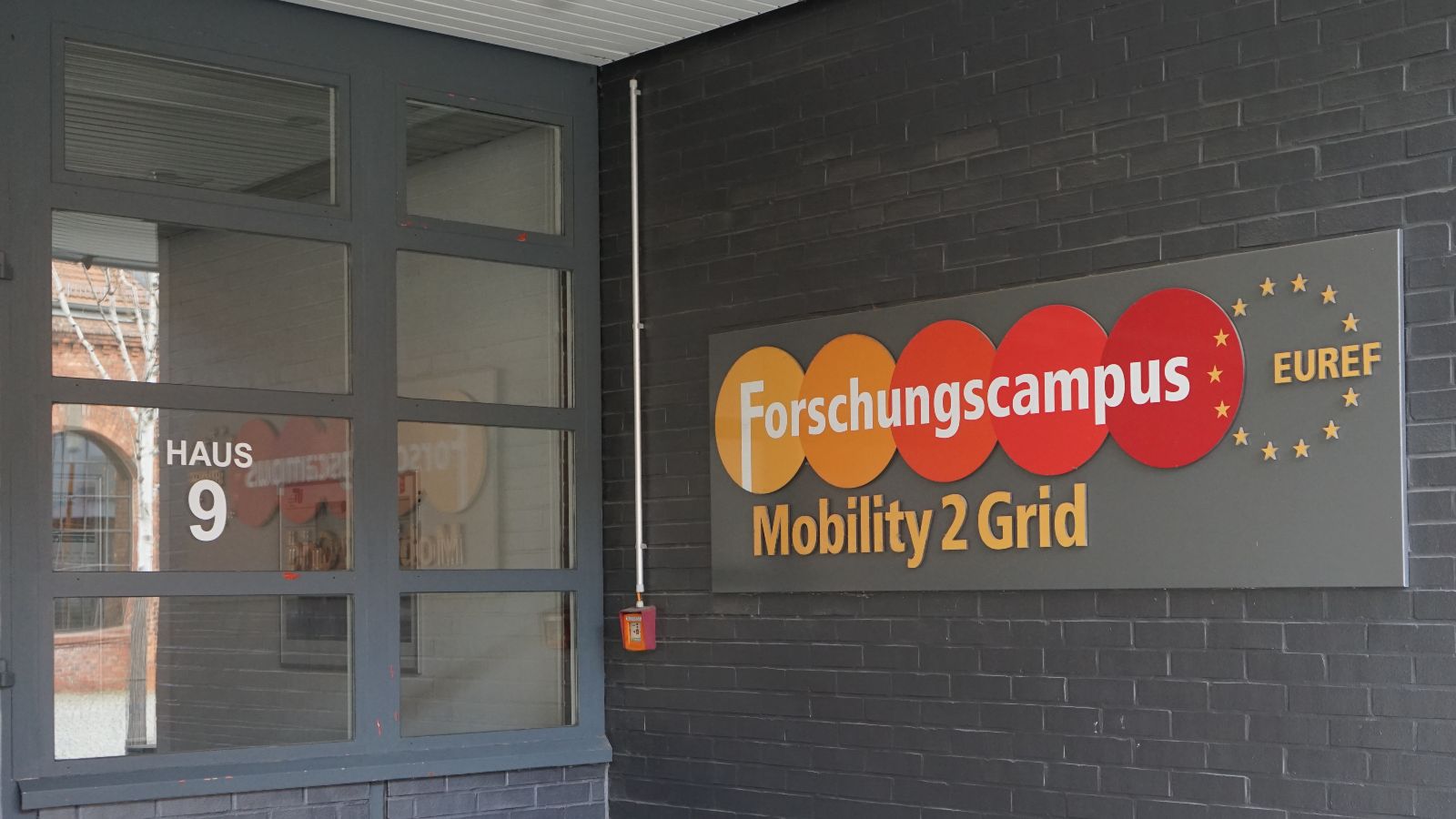 Das Bild zeigt den Eingang zum Forschungscampus Mobility2Grid.