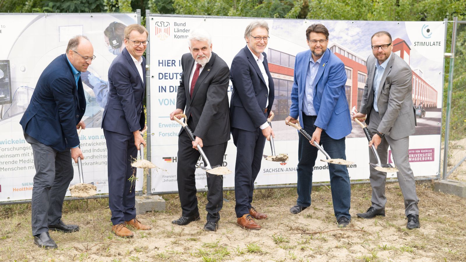 symbolischer Spatenstich mit Politik und Partnern