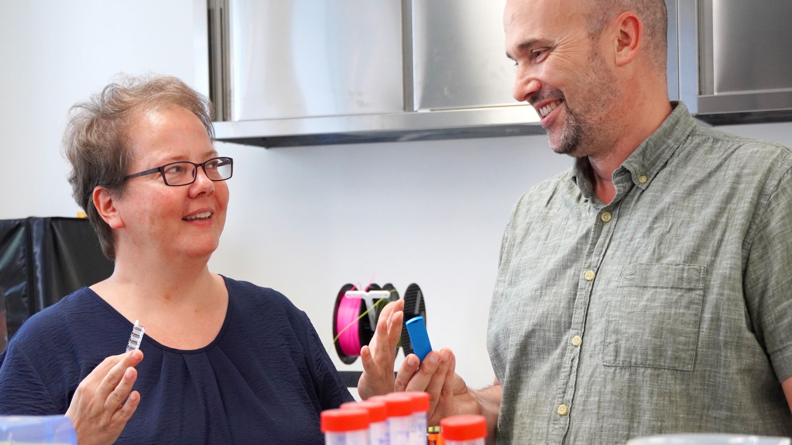 Katrin Frankenfeld und Ralf Ehricht diskutieren im Labor.