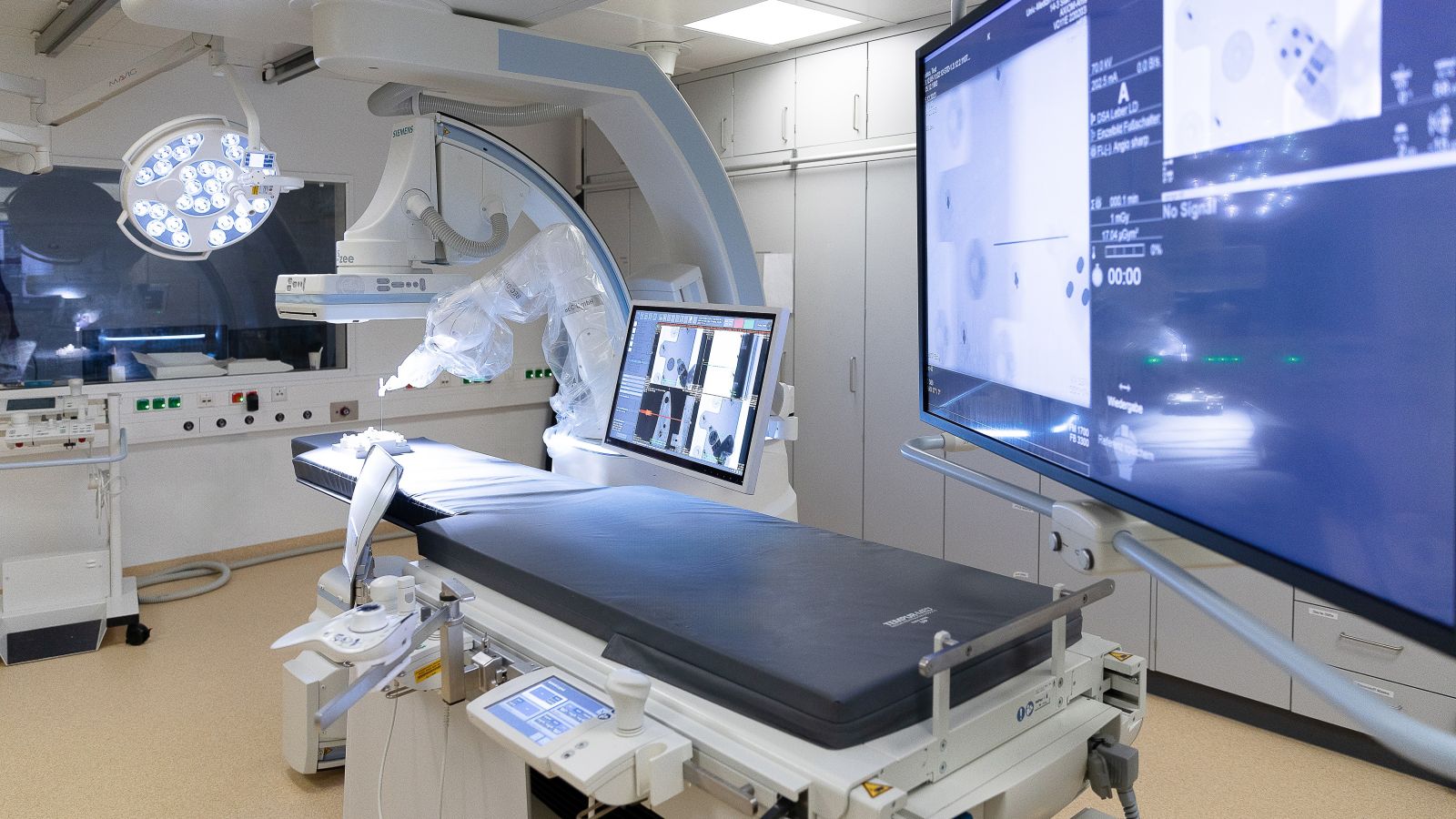 Behandlungsraum mit Krankenliege und vielen technischen Geräten