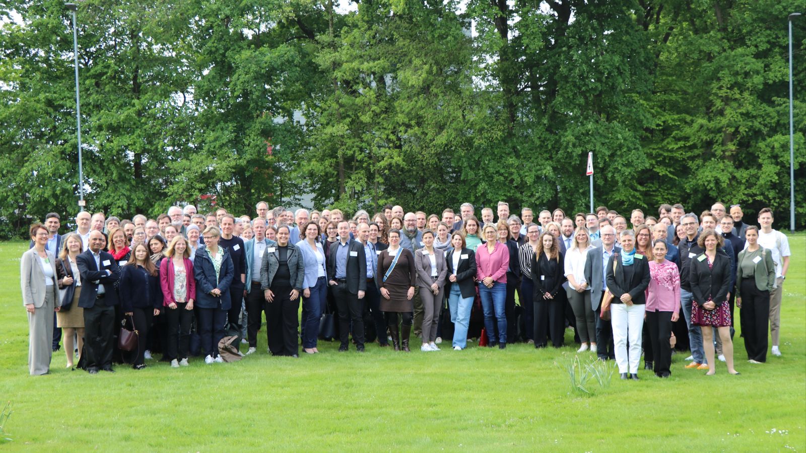 Gruppenfoto der Teilnehmenden im Freien