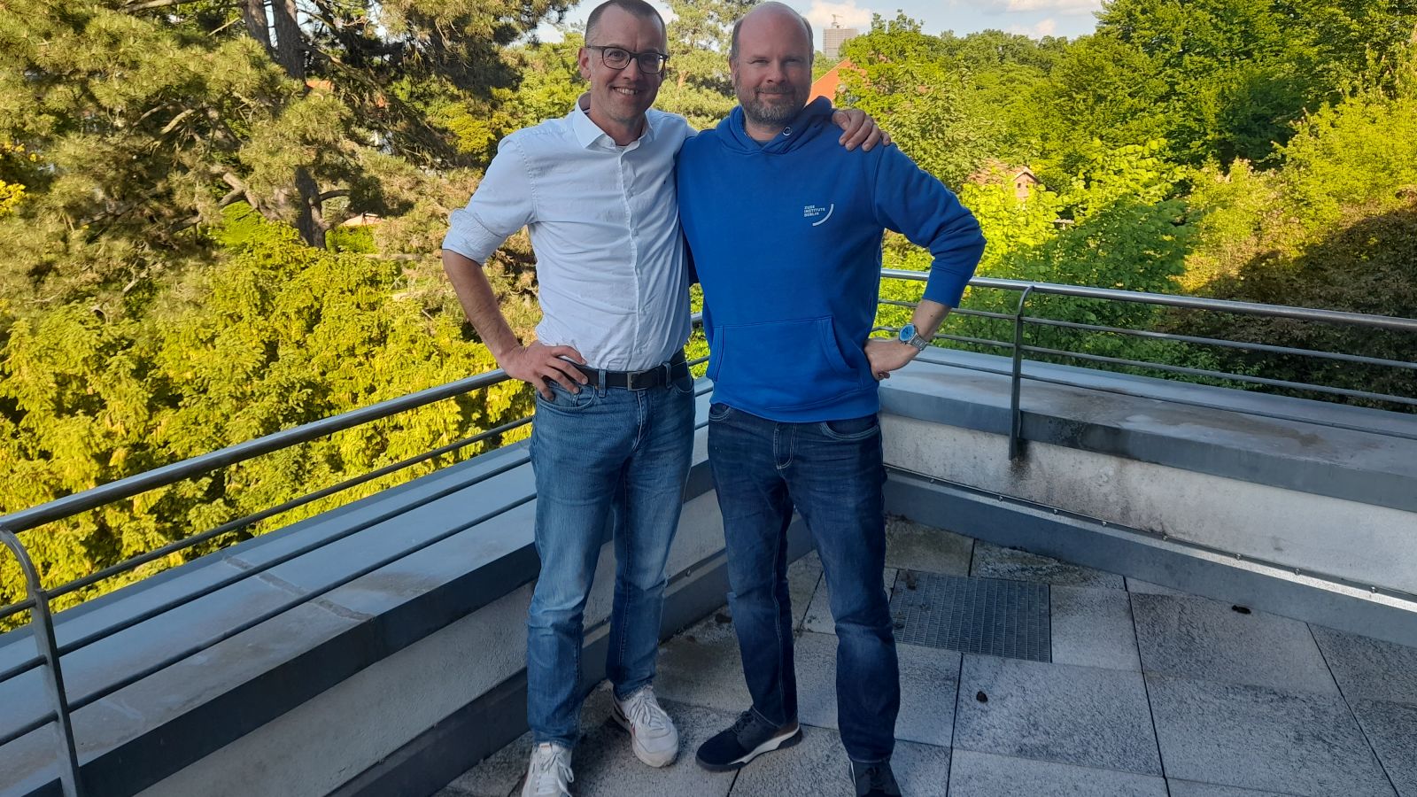 Hans Lamecker und Tim Conrad auf dem Balkon vor dem Büro