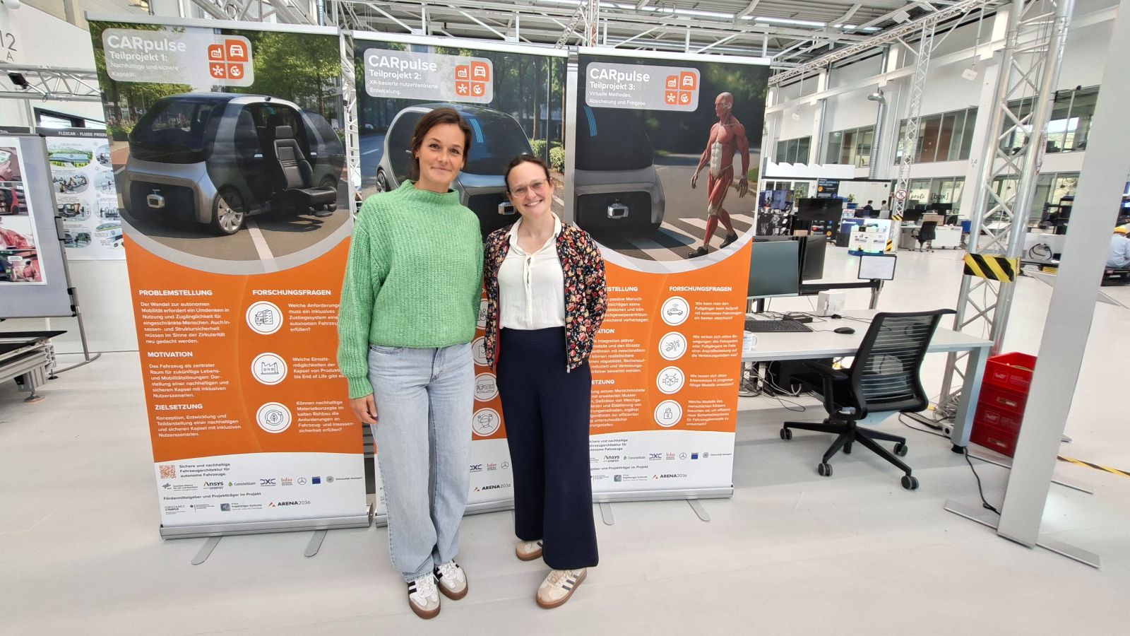 Stinner und Frey vor Roll-ups, die das Projekt erklären.