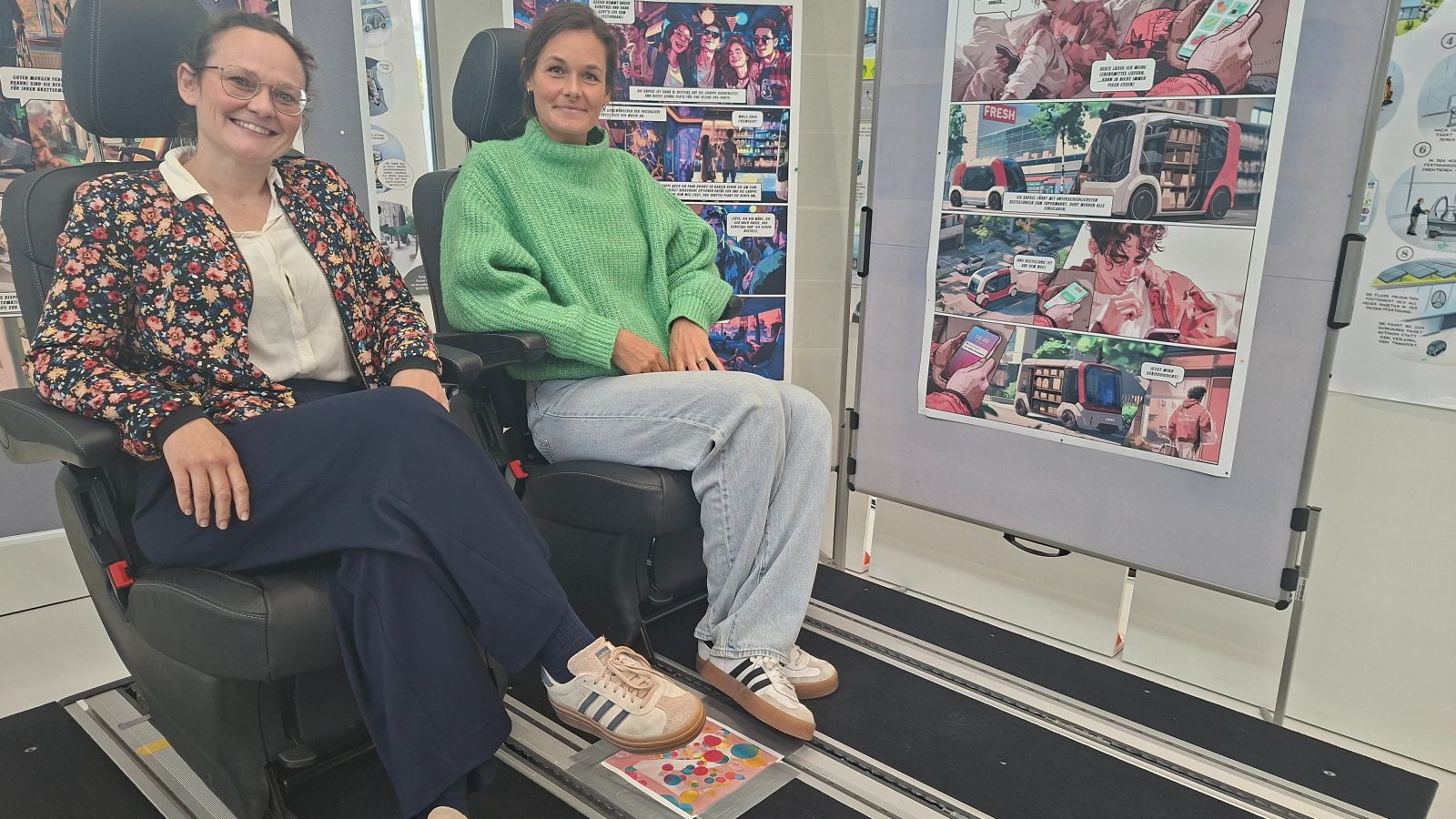 Katharina Frey und Christina Stinner sitzen auf der Sitzkiste, die sie für ihre Versuche nutzen.