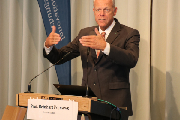 Professor Poprawe vom Forschungscampus DPP