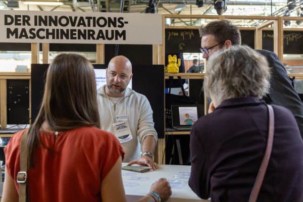 Gespräche am Stand